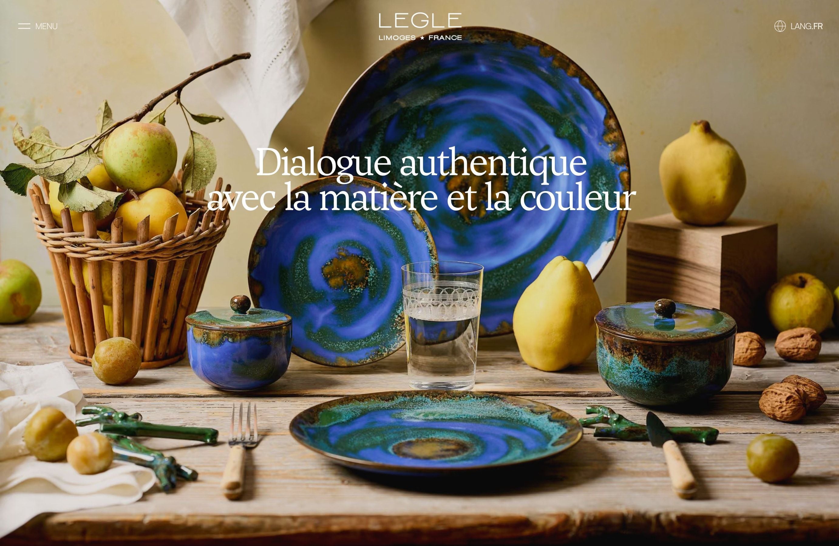 Legle Porcelaine : page d'accueil, table dressée en porcelaine émaillée bleue